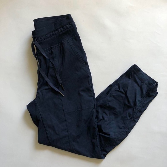 Lululemon Beyond the Studio Crop size 2 - Picture 2 of 4